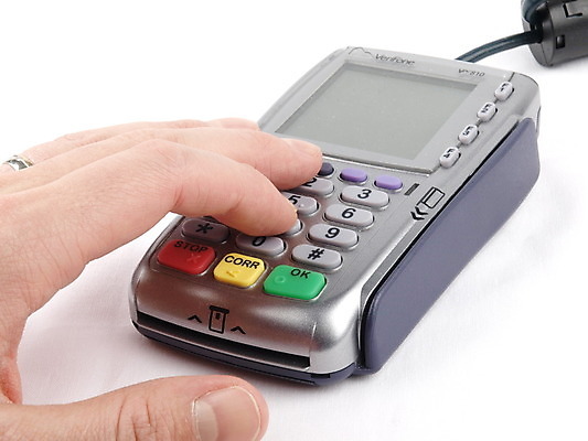 포토 JPG 해외이미지 손 돈 비즈니스 통신 사람 사람없음 금융 파란색 쇼핑 금속 디지털 스크린 기계 도시 신용카드 구매 플라스틱 계산대 결제 소매 월급 인출 키패드 터미널 비용 해외202004 해외포토 컬러 재질 신체부위 경제 재산 파일형식 이미지허브