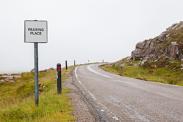 포토 JPG 해외이미지 구름 유럽 도로 바다 섬 자동차 산 사람없음 흰색 아스팔트 사인 스코틀랜드 해외202004 해외포토 자연요소 나라 길 육상교통 컬러 교통시설 영국 파일형식 이미지허브