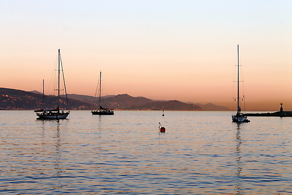 포토 JPG 해외이미지 나무 행복 모래 파도 바다 하늘 사람없음 물 여름 파란색 태양 파티 봄 이탈리아 보트 스타일 해외202004 해외포토 자연요소 식물 계절 감정 유럽 컬러 배_교통 이벤트 파일형식 이미지허브