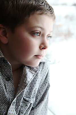 포토 JPG 해외이미지 백인 모델 라이프스타일 옷 남자 어린이 백그라운드 컨셉 셔츠 생각 겨울 창문 실내 한명 사람 소년 10대 금발 유행 회색 시골 표현 고민 심각 혼자 스타일 해외202004 해외포토 서양인 1 헤어스타일 계절 감정 컬러 상의 청소년 내부 생활 파일형식 이미지허브