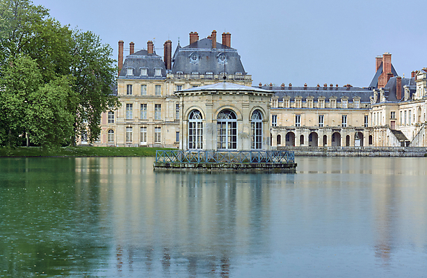 포토 JPG 해외이미지 나무 식물 구름 공원 건축양식 창문 하늘 지붕 주택 굴뚝 사람없음 건물 물 궁전 프랑스 연못 분수 정사각형 르네상스 해외202004 해외포토 자연요소 도형 건축물 공공시설 건축 유럽 고건축 파일형식 이미지허브