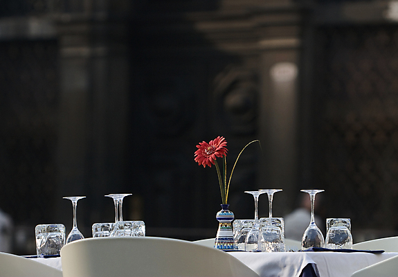 포토 JPG 해외이미지 식기 디자인 꽃 백그라운드 패턴 유리 탁자 호텔 사람없음 야외 내부 컵 빨간색 세트 주방 식당 꽃병 식사 저녁식사 어둠 장비 덮개 식탁보 흰색 직물 아침식사 서비스 메뉴 냅킨 설정 점심식사 해외202004 해외포토 식물 컬러 가구 무늬 재질 숙소 상점 뚜껑 파일형식 이미지허브