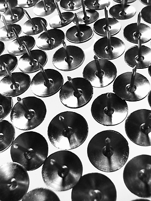 포토 JPG 해외이미지 문구용품 흑백 사람없음 금속 사무용품 압정 위험 날카로움 많음 해외202004 해외포토 컨셉 재질 촬영기법 오브젝트 파일형식 이미지허브