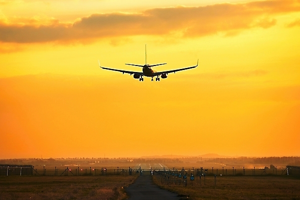 포토 JPG 해외이미지 여행 교통시설 하늘 휴가 비행기 풍경 사람없음 여름 빛 햇빛 일출 맑음 황혼 일몰 새벽 공항 도착 항공 활주로 제트기 체코 프라하 대패 착륙 해외202004 해외포토 자연요소 계절 유럽 길 교통 항공교통 날씨 대중교통 태양 노을 시설 파일형식 이미지허브