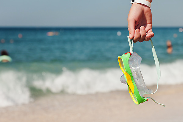 포토 JPG 해외이미지 백인 손 여자 모래 스포츠 파도 바다 섬 여행 자연 하늘 휴가 휴식 고글 가면 사람 사람없음 야외 물 파란색 태양 수중 수영 장비 잡기 잠수부 다이빙 깊이 이국적 파라다이스 해외202004 해외포토 자연요소 서양인 컬러 컨셉 모션 신체부위 수상스포츠 전문직 생태계 수중스포츠 파일형식 이미지허브