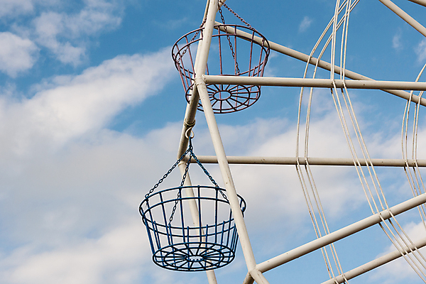 포토 JPG 해외이미지 구름 여행 하늘 사람없음 야외 파란색 축제 기쁨 놀이공원 바퀴 원형 승차 공평 해외202004 해외포토 자연요소 도형 감정 컬러 모션 테마파크 파일형식 이미지허브