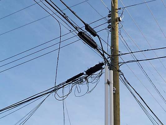 포토 JPG 해외이미지 외관 산업 선 주택 사람없음 목재 스마트폰 힘 에너지 네트워크 연결 위험 교차로 서비스 상업 전염 철사 볼트 봉 지휘자 깨짐 복잡 분배 설치 전압 현재 공급 해외202004 해외포토 나무 길 컨셉 재료 건물 핸드폰 스마트기기 음악가 공구 질병 감염 파일형식 이미지허브