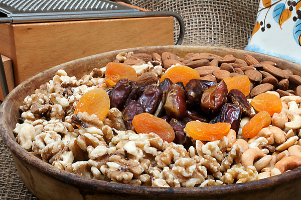 포토 JPG 해외이미지 음식 자연 쟁반 건강 사람없음 갈색 견과류 도자기 날짜 달콤 삼베 대추 호두 아몬드 살구 식용 채식주의자 캐슈넛 비건 해외202004 해외포토 컬러 과일 맛 생태계 채식 파일형식 천_직물 이미지허브