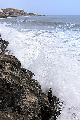 포토 JPG 해외이미지 전통 외관 문화 벽 파도 바다 섬 여행 하늘 사람없음 야외 건물 물 여름 파란색 햇빛 여행객 항구 바위 도시 만 중세 지중해 장면 스카이라인 아랍어 옛날 해외202004 해외포토 자연요소 건축물 계절 컬러 교통시설 사람 태양 돌_바위 역사 파일형식 이미지허브