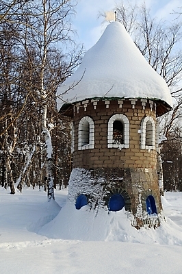 포토 JPG 해외이미지 나무 공원 유럽 겨울 장난 자연 놀이 벽돌 풍경 사람없음 야외 탑 유치원 추위 바위 성 역사 놀이터 숲 북쪽 천국 제설기 해외202004 해외포토 식물 건축물 계절 공공시설 교육 나라 돌_바위 방향 생태계 제설 파일형식 이미지허브