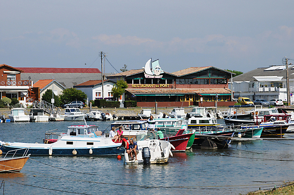 포토 JPG 해외이미지 바다 농업 자연 풍경 사람없음 야외 물 관광지 항구 프랑스 보트 대서양 수경재배 해외202004 해외포토 자연요소 유럽 산업 여행 배_교통 교통시설 생태계 파일형식 이미지허브