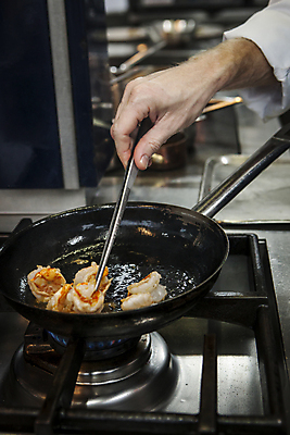 포토 JPG 해외이미지 직업 1 접시 응시 남자 행복 음식 백그라운드 유니폼 노동자 건강 관리 어류 요리 사람 동양인 성인 사람없음 카메라 주방 식당 요리사 중국 기쁨 흰색 표현 레인지 업무 자신감 맛 먹기 알림 준비 고립 해외202004 해외포토 식기 시선 옷 감정 아시아 컬러 컨셉 모션 인종 전자제품 상점 수중동물 가전제품 작업 파일형식 이미지허브