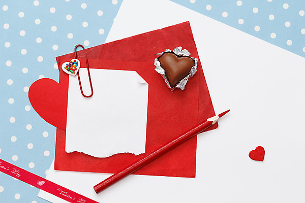 포토 JPG 해외이미지 종이 발렌타인데이 선물 사랑 사람없음 장식 빨간색 파란색 사무실 연필 초콜릿 쪽지 물방울무늬 공백 하트 신용카드 메시지 편지 시트 핸드메이드 해외202004 해외포토 모양 감정 컬러 무늬 비즈니스 데이이벤트 학용품 디저트 금융 필기구 파일형식 이미지허브