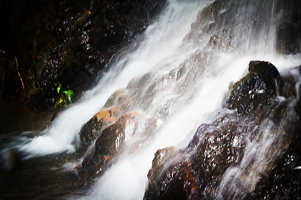 포토 JPG 해외이미지 나무 공원 백그라운드 모션 자연 산 미술 풍경 사람없음 야외 물 강 환경 검은색 어둠 폭포 젖음 흐름 바위 흰색 신선 개울 떨어짐 숲 내추럴 해외202004 해외포토 자연요소 식물 공공시설 컬러 컨셉 문화예술 돌_바위 생태계 파일형식 이미지허브