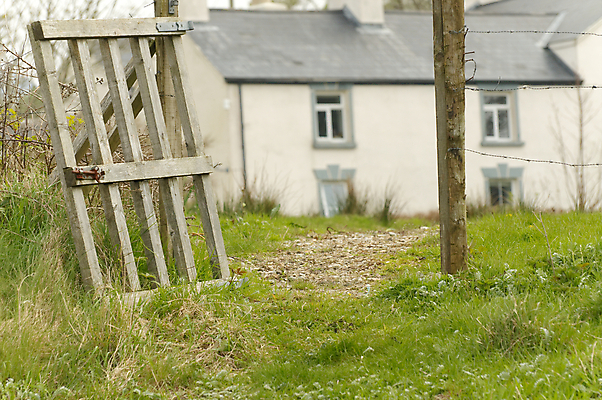포토 JPG 해외이미지 전통 길 자연 거리 주택 사람없음 야외 건물 초록색 울타리 농장 정원 흰색 시골 고독 통로 시골집 아일랜드 해외202004 해외포토 건축물 감정 유럽 컬러 농업 담장 생태계 파일형식 이미지허브