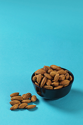 포토 JPG 해외이미지 그릇 백그라운드 다이어트 건조 사람없음 파란색 아몬드 해외202004 해외포토 식기 컬러 건강 견과류 파일형식 이미지허브