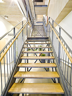 포토 JPG 해외이미지 디자인 비즈니스 건축양식 바닥 실내 대화 그림자 사람 사람없음 목재 빛 사무실 계단 작업 기다림 우아함 토론 큐브 천장 대학교 정사각형 혁명 복잡 스타일 해외202004 해외포토 도형 나무 건축 컨셉 재료 학교 모션 말하기 내부 파일형식 이미지허브