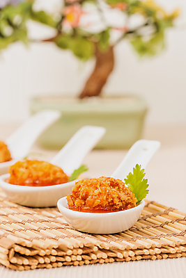 포토 JPG 해외이미지 접시 음식 태국 육류 요리 동양인 사람없음 숟가락 치킨 튀김 껍질 황금 대나무 매움 코코넛 해외202004 해외포토 나무 식기 아시아 과일 식재료 수저 인종 맛 닭고기요리 파일형식 이미지허브