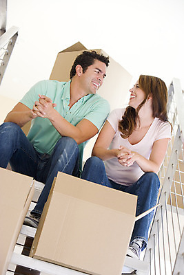 포토 JPG 해외이미지 전신 커플 여자 남자 행복 휴식 아파트 주택 함께함 사람 앉기 두명 세로 30대 상자 계단 플랫 흥분 머리위 히스패닉 꺼내기 해외202004 해외포토 감정 컨셉 관계 모션 건물 장년 파일형식 이미지허브