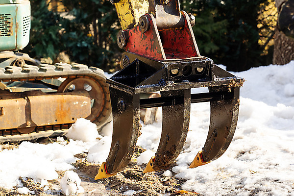 포토 JPG 해외이미지 나무 산업 지구 겨울 자연 노동자 사람없음 야외 목재 환경 금속 정원 힘 기계 장비 과학기술 추위 흰색 나뭇가지 공구 업무 땅 굴착기 뿌리 무거움 엔진 디젤 해외202004 해외포토 식물 직업 계절 컬러 재료 재질 기술 도구 작업 중장비 무게 생태계 파일형식 이미지허브