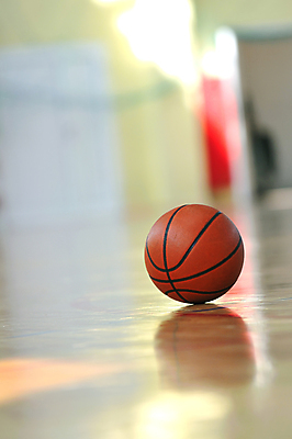 포토 JPG 해외이미지 농구 농구공 실내 사람없음 아웃포커스 운동 농구장 해외포토 공 스포츠시설 촬영기법 건강 내부 구기 파일형식 이미지허브