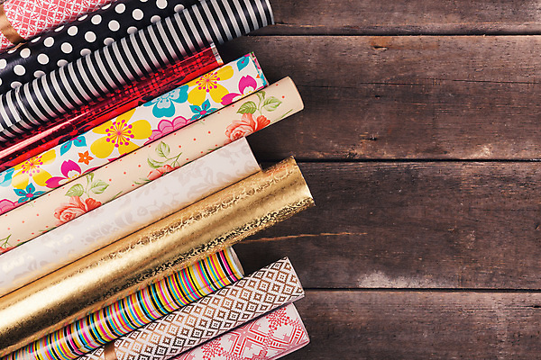 포토 JPG 해외이미지 종이 백그라운드 크리스마스 탁자 휴가 선물 사람없음 목재 장식 컬러풀 우주 덮개 축하 생일 널 정상 두루마리 서비스 포장소품 카피스페이스 해외202004 해외포토 나무 기념일 컬러 가구 컨셉 재료 포장 공백 뚜껑 오브젝트 포장재료 파일형식 이미지허브