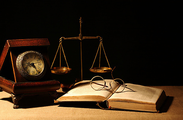 포토 JPG 해외이미지 시계 검은배경 실내 사람없음 빈티지 오브젝트 법 양팔저울 법전 해외202004 해외포토 백그라운드 컨셉 저울 내부 책 검은색 파일형식 이미지허브