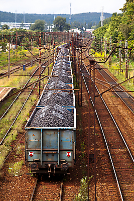 포토 JPG 해외이미지 비즈니스 교통시설 자동차 사람없음 야외 세로 환경 검은색 기차 화물 상품 컨테이너 무역 광택 폴란드 디젤 석탄 선로 수입 해외202004 해외포토 유럽 산업 육상교통 컬러 교통 대중교통 운송업 시설 파일형식 이미지허브