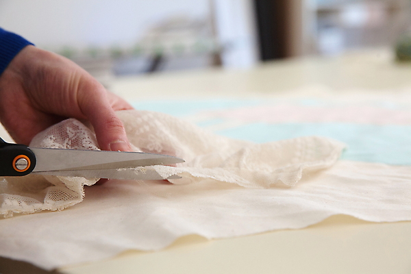 포토 JPG 해외이미지 디자인 옷 산업 비즈니스 노동자 한명 직물 업무 작업 제조 바느질 디자이너 재단 재단사 방법 핸드메이드 카피스페이스 해외202004 해외포토 직업 1 사람 공백 파일형식 이미지허브