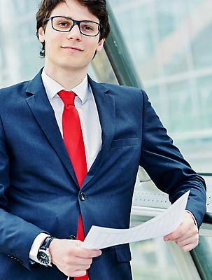 포토 JPG 해외이미지 백인 직업 응시 남자 유럽 종이 비즈니스 사업가 노동자 거리 함께함 한명 사람 야외 도시풍경 사무실 판매 가리킴 도시 작업 비즈니스맨 그룹 엔지니어 토론 보고서 상담 리더 역동적 긍정 타운 보여주기 경영 세미나 해외202004 해외포토 서양인 1 시선 나라 컨셉 모션 풍경 손짓 직장인 기술자 파일형식 이미지허브