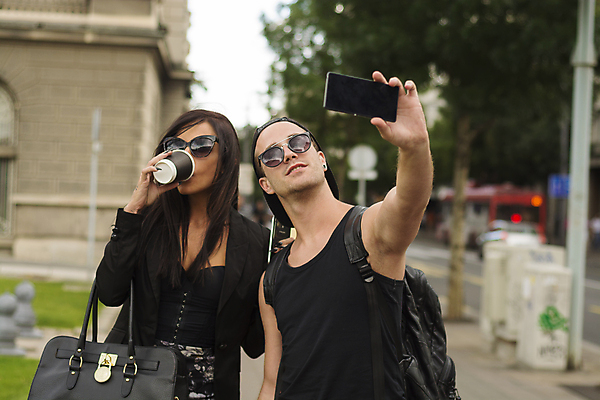 포토 JPG 해외이미지 라이프스타일 여자 남자 행복 커피 음료 인터넷 거리 미소 사람 야외 두명 컵 여름 스마트폰 핸드폰 카메라 사진촬영 봄 우정 기쁨 잡기 그룹 시티라이프 해외202004 해외포토 식기 계절 감정 모션 표정 생활 친구 전자제품 스마트기기 촬영 파일형식 이미지허브