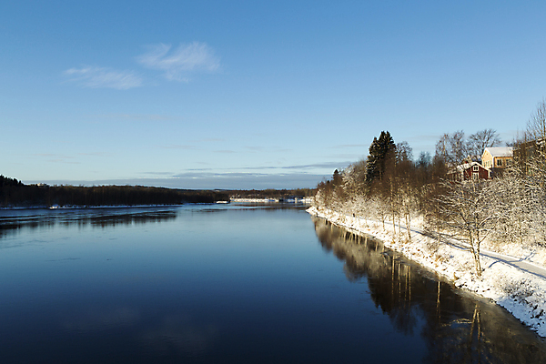포토 JPG 해외이미지 나무 구름 하늘 주택 스웨덴 사람없음 건물 빨간색 물 파란색 강 반사 노란색 추위 숲 해외202004 해외포토 자연요소 식물 건축물 컬러 북유럽 파일형식 이미지허브