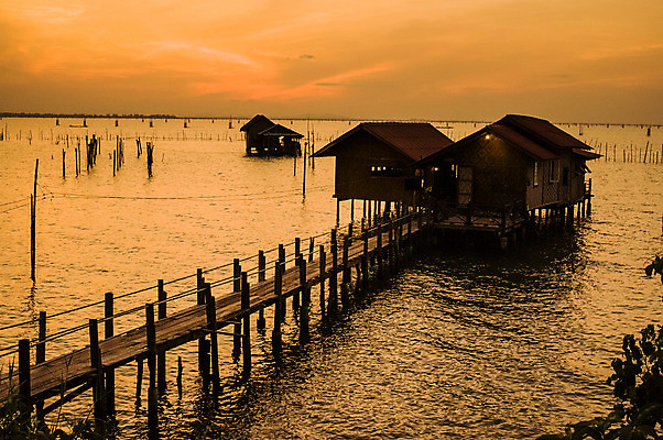 포토 JPG 해외이미지 바다 여행 태국 하늘 주택 어류 사람없음 파란색 강 태양 일몰 오두막 해외202004 해외포토 자연요소 아시아 컬러 건물 노을 수중동물 파일형식 이미지허브