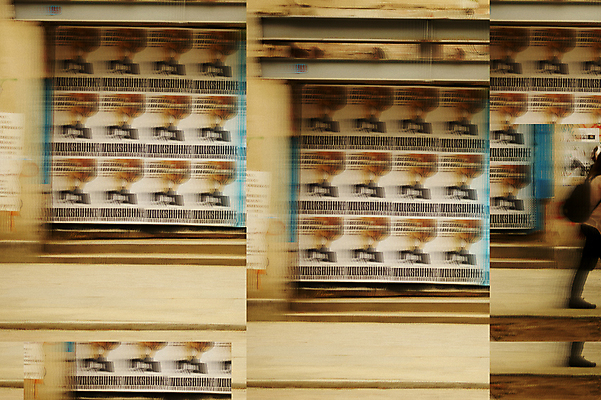 포토 JPG 해외이미지 배낭 추상 광고판 사람없음 걷기 산책 모음 베를린 단계 양발 왜곡 해외202004 해외포토 무늬 가방 모션 휴식 알림판 독일 한글 판 파일형식 이미지허브