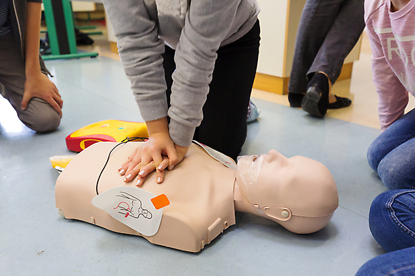 포토 JPG 해외이미지 여자 남자 어린이 여러명 상반신 성인 앞모습 옆모습 무릎꿇기 마네킹 심폐소생술 어린이만 자동제세동기 흉부압박 해외202004 해외포토 뷰포인트 다수 의학 모션 사람 파일형식 이미지허브