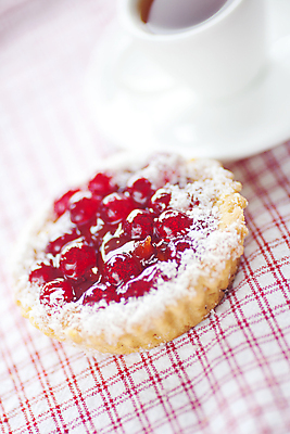 포토 JPG 해외이미지 전통 그릇 식기 접시 열매 음료 음식 빵 조각 백그라운드 과일 휴가 디저트 주택 사람없음 컵 빨간색 빛 과자 케이크 줄무늬 빵집 껍질 흰색 대접 신선 원형 체리 달콤 맛 사과 잼 설탕 밀 굽기 먹기 만족 밀가루 스터핑 타르트 페스츄리 핸드메이드 해외202004 해외포토 도형 식물 감정 컬러 컨셉 무늬 모션 곡류 건물 상점 소스_음식 가루 구이 파이_빵 파일형식 이미지허브