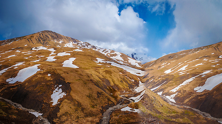 포토 JPG 해외이미지 나무 구름 계절 공원 여행 자연 하늘 휴가 산 안테나 파노라마 풍경 사람없음 야외 여름 파란색 계곡 침묵 하이킹 바위 시골 숲 언덕 산등성이 빙하 장면 지역 스카이라인 통과 무한 삼림지대 웅장함 전국 절정 조지아 해외202004 해외포토 자연요소 식물 공공시설 컬러 통신 레저 촬영기법 소리 돌_바위 생태계 동유럽 파일형식 이미지허브
