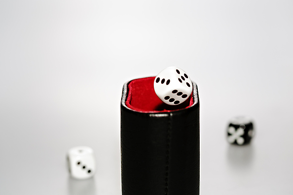 포토 JPG 해외이미지 스포츠 백그라운드 놀이 탁자 성공 뼈 실내 사람없음 초록색 숫자 검은색 게임 쌍 행운 재산 도박 플라스틱 큐브 오브젝트 카지노 주사위 기회 잭팟 셰이커 해외202004 해외포토 문자 컬러 가구 컨셉 재질 내부 금융 파일형식 이미지허브