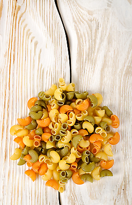 포토 JPG 해외이미지 스튜디오촬영 음식 탁자 파스타 사람없음 목재 널 흰배경 이탈리아문화 탈리아텔레 해외202004 해외포토 나무 가구 백그라운드 재료 서양음식 실내 흰색 유럽문화 파스타면 파일형식 이미지허브