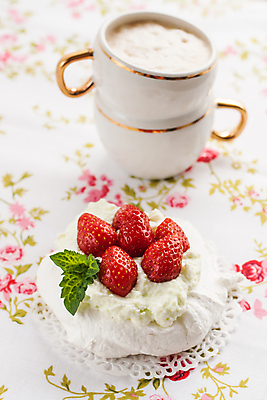 포토 JPG 해외이미지 딸기 디저트 실내 사람없음 케이크 머랭 해외202004 파블로바 해외포토 음식 과일 내부 파일형식 이미지허브