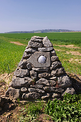 포토 JPG 해외이미지 전통 도로 길 여행 무늬 표시 화살 거리 3 사람없음 빨간색 파란색 노란색 산책 트래킹 정보 껍질 시골 스페인 황금 방향 심볼 타일 사인 가리비 루트 방법 산티아고 선로 순례 순례자 해외202004 해외포토 유럽 컬러 교통시설 레저 조개 휴식 파일형식 이미지허브
