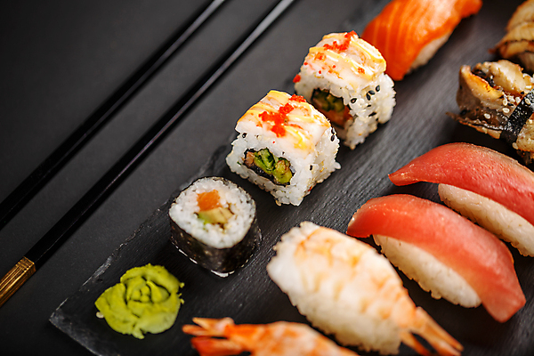 포토 JPG 해외이미지 젓가락 검은배경 실내 사람없음 초밥 고추냉이 김초밥 모듬초밥 돌판 롤스시 새우초밥 일본음식 해외202004 참치초밥 해외포토 음식 백그라운드 새우 수저 내부 검은색 돌_바위 양념 모듬 파일형식 이미지허브