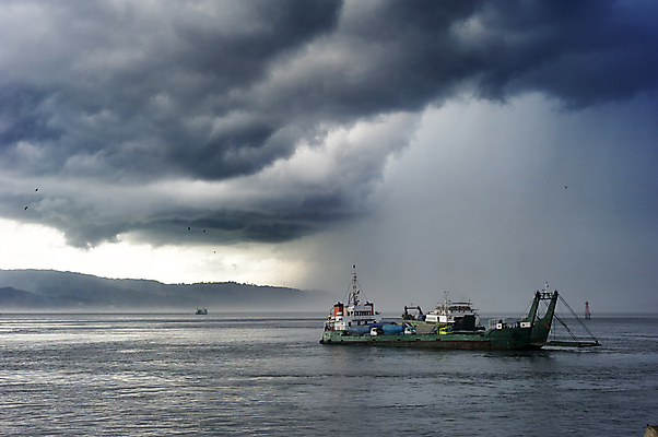 포토 JPG 해외이미지 구름 1 아시아 바다 교통시설 하늘 바람 항해 동양인 사람없음 야외 물 파란색 햇빛 우주 회색 화물 보트 위험 큼 크루즈 함선 상업 인도네시아 폭풍 남쪽 뇌우 수평선 해외202004 해외포토 자연요소 나라 컬러 교통 컨셉 배_교통 날씨 인종 태양 운송업 크기 방향 시설 파일형식 이미지허브