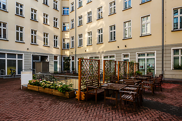 포토 JPG 해외이미지 꽃 유럽 문화 벽 여행 의자 우산 건축양식 창문 유리 탁자 호텔 아침 휴가 거리 주택 독일 사람없음 야외 건물 목재 햇빛 노란색 식당 자전거 카페 회색 도시 역사 재산 도심 먹기 타운 베를린 뒤뜰 해외202004 해외포토 주간 나무 식물 건축물 건축 나라 컬러 가구 재료 모션 재질 숙소 금융 태양 상점 바이크 파일형식 이미지허브