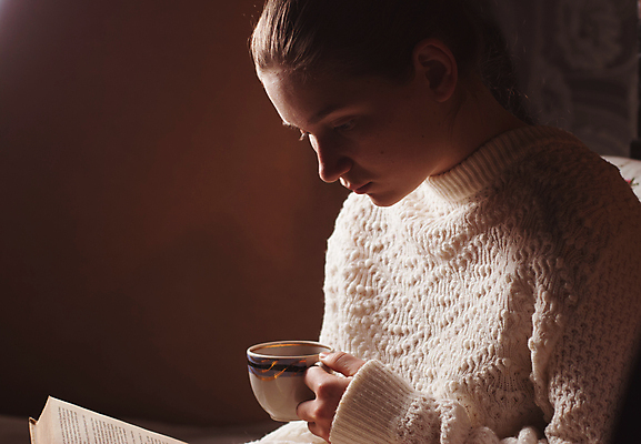 포토 JPG 해외이미지 라이프스타일 여자 교육 유럽 휴식 친절 따뜻함 한명 사람 성인 책 컵 독서 머그컵 흰색 신선 뜨거움 스웨터 스마트 읽기 어깨 문학 혼자 해외202004 해외포토 1 식기 나라 컬러 컨셉 상의 모션 생활 신체부위 파일형식 이미지허브