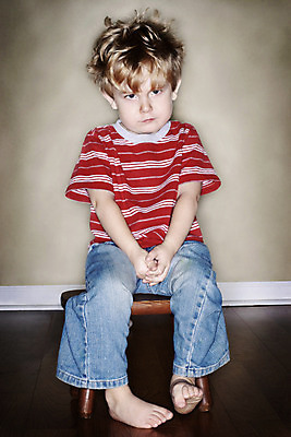 포토 JPG 해외이미지 남자 감정 얼굴 어린이 의자 한명 앉기 육아 슬픔 분노 표현 기다림 나쁜 우울증 해외202004 해외포토 1 가구 모션 사람 신체부위 질병 파일형식 이미지허브