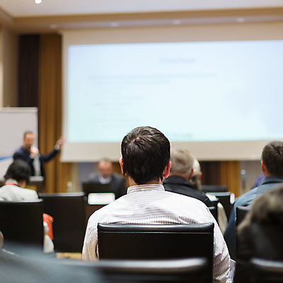 포토 JPG 해외이미지 직업 교육 비즈니스 사업가 학교 회의 사람 앉기 이벤트 사람없음 스터디 스크린 정보 비즈니스맨 발표 그룹 작업실 정상 토론 강의 강당 경영자 대학교 일반 세미나 지휘대 해외202004 해외포토 남자 모션 학습 직장인 리더 파일형식 이미지허브