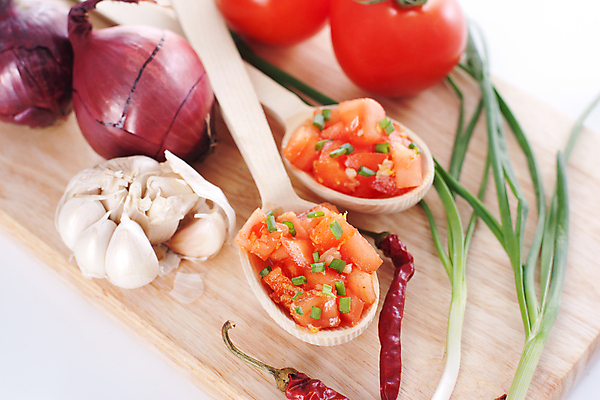 포토 JPG 해외이미지 접시 음식 토마토 채소 고추 양파 멕시코 건강 마늘 요리 사람없음 목재 빨간색 초록색 주방 식당 숟가락 주스 샐러드 흰색 신선 뜨거움 조미료 사발 맛 먹기 향신료 유기농 매움 부추 후추 성분 히스패닉 점심식사 살사댄스 스페인어 채식주의자 해외202004 해외포토 나무 식기 웰빙 음료 컬러 컨셉 북아메리카 재료 모션 수저 상점 식사 춤 사기그릇 채식 향미료 파일형식 이미지허브