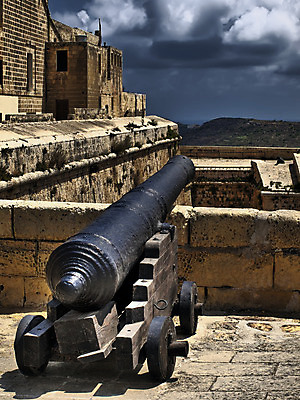 포토 JPG 해외이미지 문화 사람없음 성 중세 역사 재산 지중해 대포 갑옷 로딩 몰타섬 침범 해외202004 해외포토 건축물 무기 바다 섬 금융 보호장비 몰타 파일형식 이미지허브