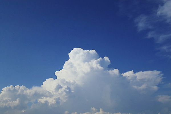 포토 JPG 해외이미지 구름 백그라운드 자연 하늘 날씨 풍경 사람없음 파란색 빛 햇빛 태양 흰색 해외202004 해외포토 자연요소 컬러 생태계 파일형식 이미지허브